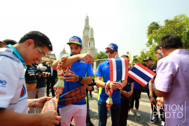 5 นักบิดโมโตจีพี เยือนไทย ร่วมกิจกรรมที่วัดอรุณ