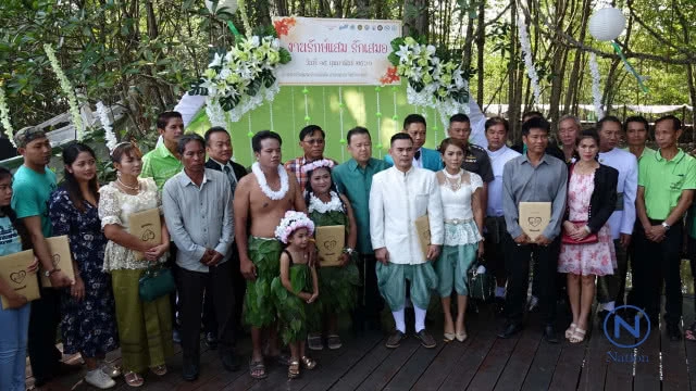 10 คู่รักระยอง
จดทะเบียนสมรส
บนสะพานรักษ์แสมในวันวาเลนไทน์