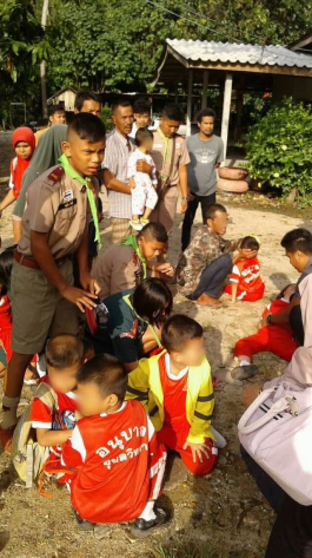 ชื่นชม ลูกเสือ-เนตรนารี รีบช่วย หลังพบรถรับส่งเด็กอนุบาลเกิดอุบัติเหตุ