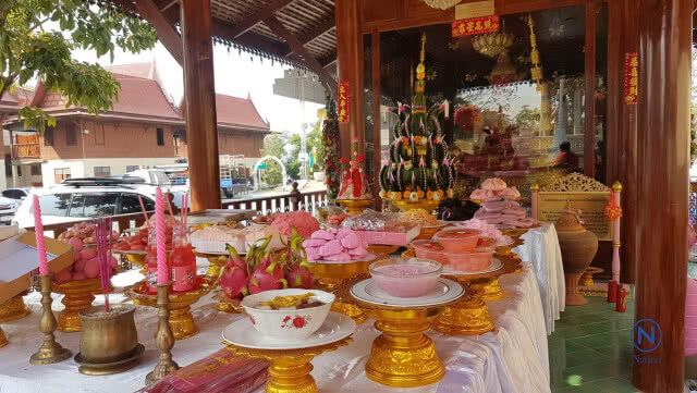 วันวาเลนไทน์ นักท่องเที่ยวแห่เข้าวัด
กราบไหว้ขอพรหลวงพ่อสีชมพู