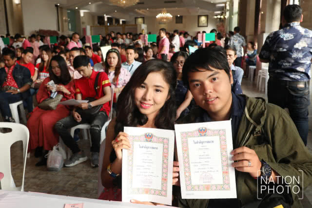 มอบทะเบียนสมรสทองคำให้คู่สมรส งาน "ฤดูกาลแห่งรัก ณ บางรัก