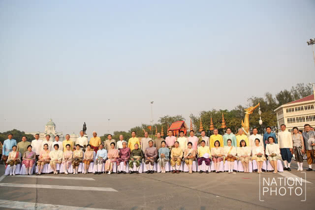 (ภาพชุด) "นายกฯ" นำ "ครม." แต่งชุดไทยย้อนยุค สมัยร.5 เยี่ยมชม "งานอุ่นไอรักฯ"
