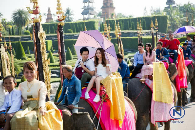 "สวนนงนุชพัทยา" จดทะเบียนบนหลังช้าง 99 คู่ พาคู่รักตะลุยดินแดนสัตว์โลกล้านปี