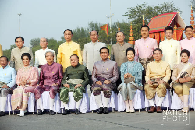 (ภาพชุด) "นายกฯ" นำ "ครม." แต่งชุดไทยย้อนยุค สมัยร.5 เยี่ยมชม "งานอุ่นไอรักฯ"