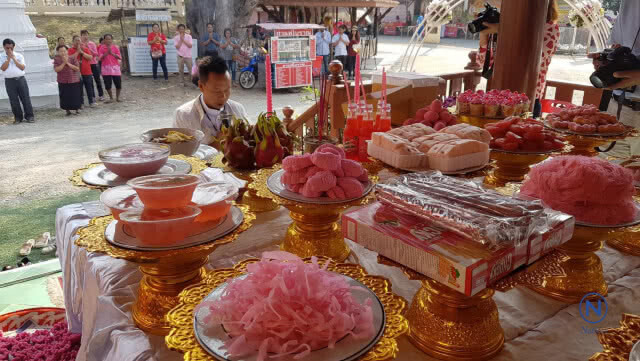 วันวาเลนไทน์ นักท่องเที่ยวแห่เข้าวัด
กราบไหว้ขอพรหลวงพ่อสีชมพู
