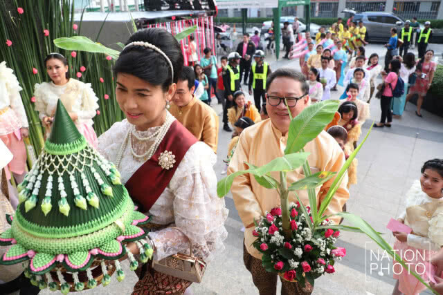 มอบทะเบียนสมรสทองคำให้คู่สมรส งาน "ฤดูกาลแห่งรัก ณ บางรัก