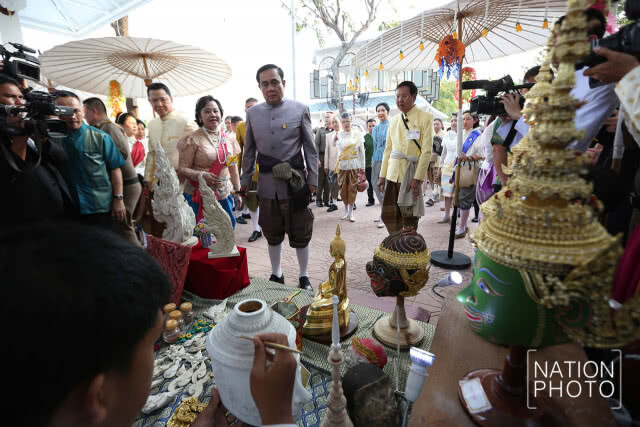 (ภาพชุด) "นายกฯ" นำ "ครม." แต่งชุดไทยย้อนยุค สมัยร.5 เยี่ยมชม "งานอุ่นไอรักฯ"