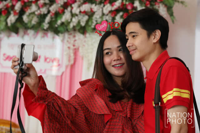 มอบทะเบียนสมรสทองคำให้คู่สมรส งาน "ฤดูกาลแห่งรัก ณ บางรัก