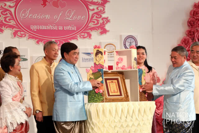 มอบทะเบียนสมรสทองคำให้คู่สมรส งาน "ฤดูกาลแห่งรัก ณ บางรัก