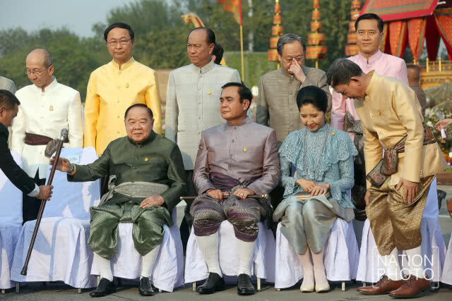 (ภาพชุด) "นายกฯ" นำ "ครม." แต่งชุดไทยย้อนยุค สมัยร.5 เยี่ยมชม "งานอุ่นไอรักฯ"