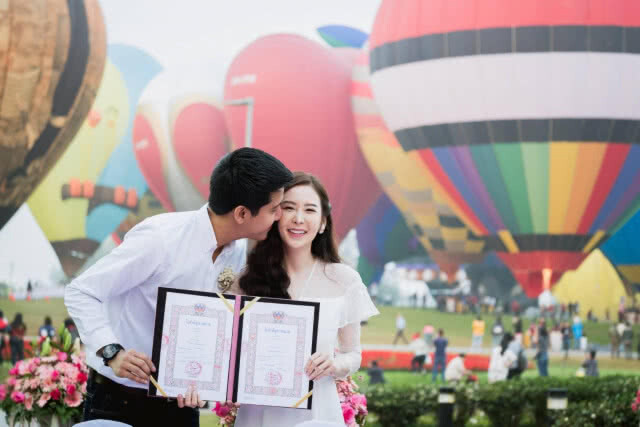 Chic-in : สิงห์ปาร์ค จัดใหญ่ สมรสหมู่ ขึ้นบอลลูนบอกรักบนฟ้ารับวาเลนไทน์
