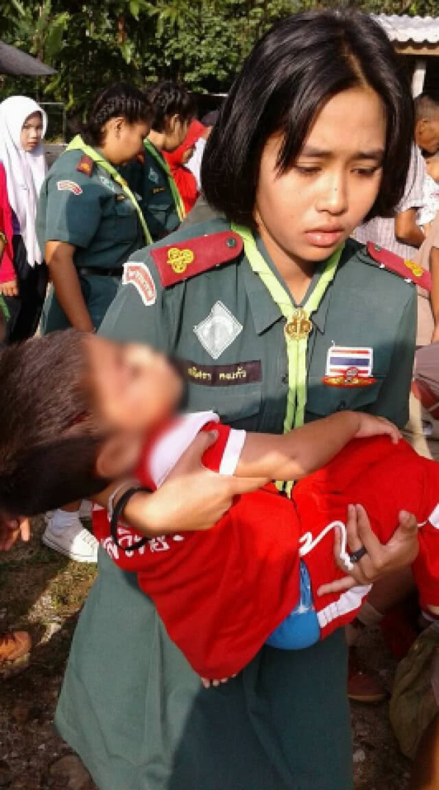 ชื่นชม ลูกเสือ-เนตรนารี รีบช่วย หลังพบรถรับส่งเด็กอนุบาลเกิดอุบัติเหตุ