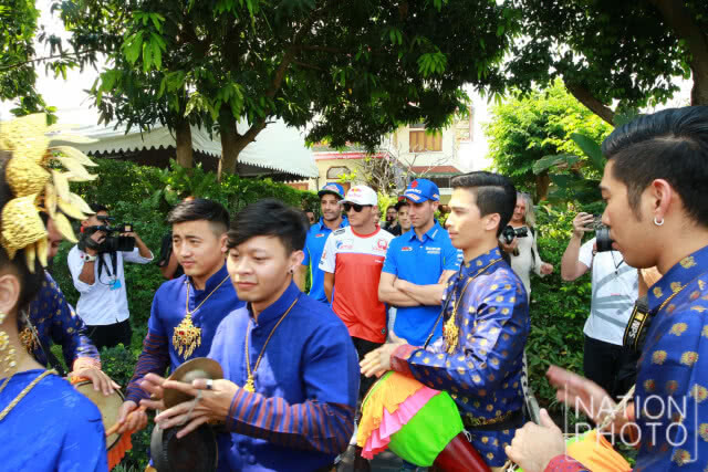 5 นักบิดโมโตจีพี เยือนไทย ร่วมกิจกรรมที่วัดอรุณ