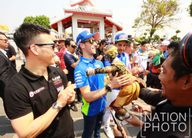 5 นักบิดโมโตจีพี เยือนไทย ร่วมกิจกรรมที่วัดอรุณ