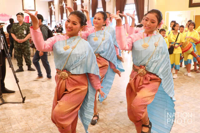 มอบทะเบียนสมรสทองคำให้คู่สมรส งาน "ฤดูกาลแห่งรัก ณ บางรัก