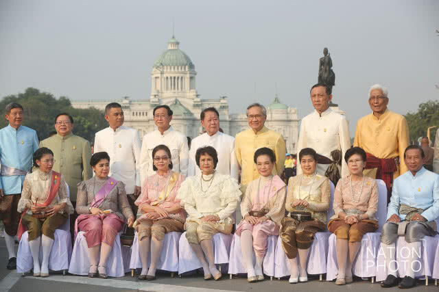 (ภาพชุด) "นายกฯ" นำ "ครม." แต่งชุดไทยย้อนยุค สมัยร.5 เยี่ยมชม "งานอุ่นไอรักฯ"