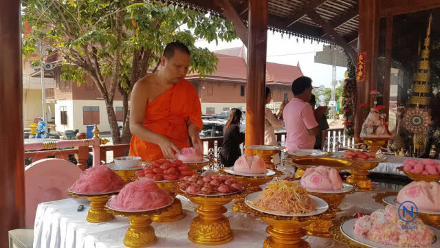 วันวาเลนไทน์ นักท่องเที่ยวแห่เข้าวัด
กราบไหว้ขอพรหลวงพ่อสีชมพู