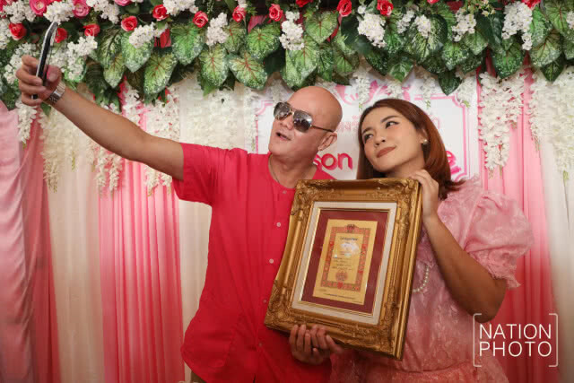 มอบทะเบียนสมรสทองคำให้คู่สมรส งาน "ฤดูกาลแห่งรัก ณ บางรัก