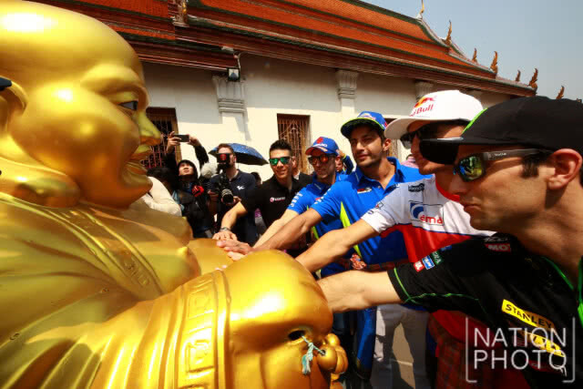 5 นักบิดโมโตจีพี เยือนไทย ร่วมกิจกรรมที่วัดอรุณ