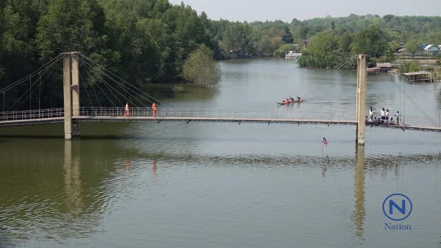 10 คู่รักระยอง
จดทะเบียนสมรส
บนสะพานรักษ์แสมในวันวาเลนไทน์