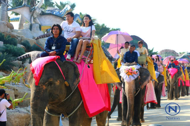 "สวนนงนุชพัทยา" จดทะเบียนบนหลังช้าง 99 คู่ พาคู่รักตะลุยดินแดนสัตว์โลกล้านปี