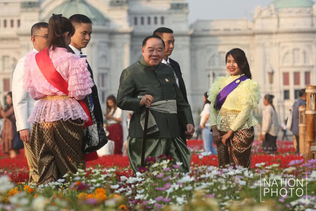 (ภาพชุด) "นายกฯ" นำ "ครม." แต่งชุดไทยย้อนยุค สมัยร.5 เยี่ยมชม "งานอุ่นไอรักฯ"