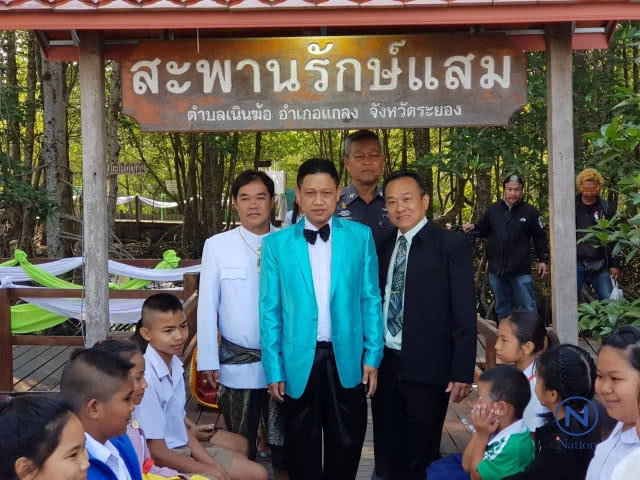 10 คู่รักระยอง
จดทะเบียนสมรส
บนสะพานรักษ์แสมในวันวาเลนไทน์