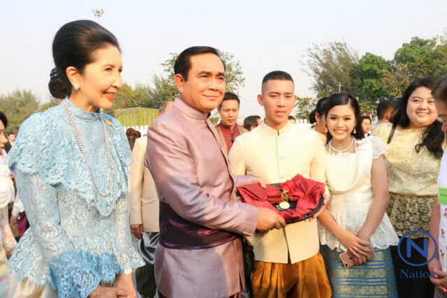 นายกฯ รับมอบผ้าไทยรูปหัวใจ จาก "เบิ้ล ปทุมราช"ในงานอุ่นไอรัก
