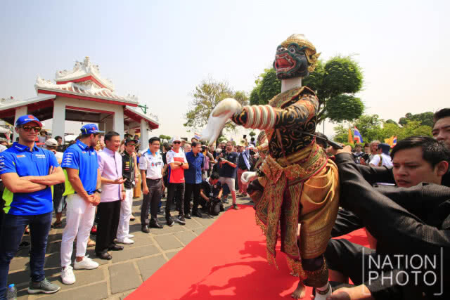 5 นักบิดโมโตจีพี เยือนไทย ร่วมกิจกรรมที่วัดอรุณ