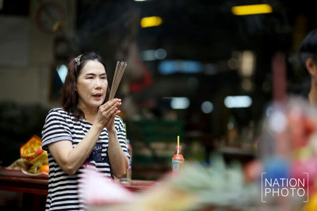 ชาวไทยเชื้อสายจีน ไหว้องค์สมเด็จเจ้าพ่อปากคลองตลาด เนื่องในเทศกาลตรุษจีน