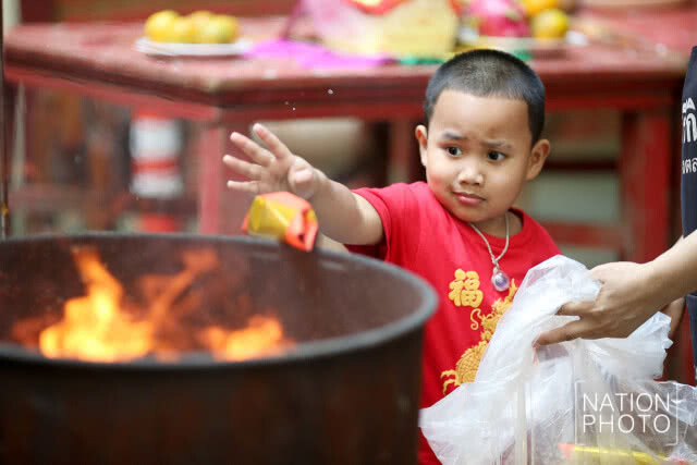 ชาวไทยเชื้อสายจีน ไหว้องค์สมเด็จเจ้าพ่อปากคลองตลาด เนื่องในเทศกาลตรุษจีน
