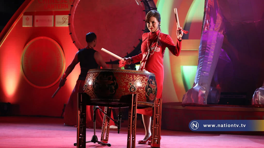 "ทูลกระหม่อมฯ" ทรงตีกลองเปิดงาน "สยาม ดีไลท์ ไชนิส นิวเยียร์"