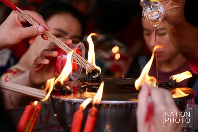ชาวไทยเชื้อสายจีนไหว้สิ่งศักดิ์สิทธิ์เสริมดวงรับตรุษจีน