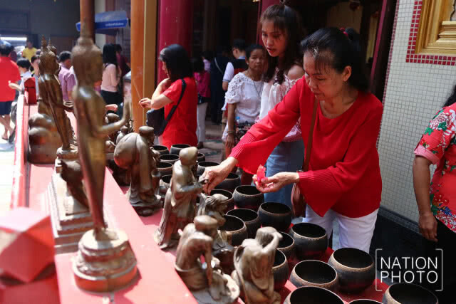 ชาวไทยเชื้อสายจีนไหว้สิ่งศักดิ์สิทธิ์เสริมดวงรับตรุษจีน