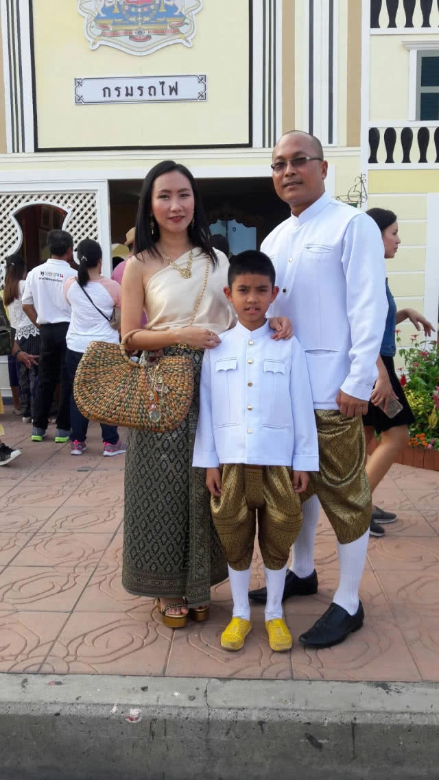 ชุดไทยสวยๆ งาน อุ่นไอรักฯ