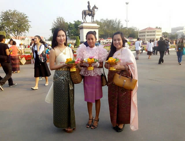 ชุดไทยสวยๆ งาน อุ่นไอรักฯ