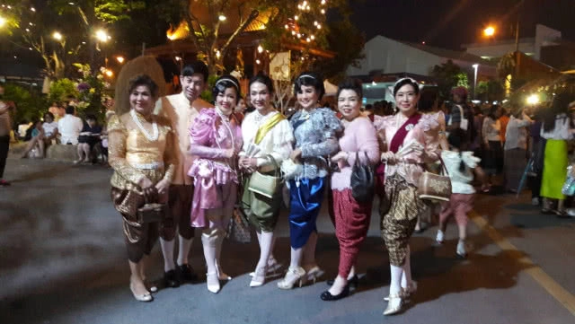 ชุดไทยสวยๆ งาน อุ่นไอรักฯ