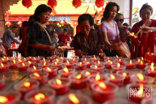 ชาวไทยเชื้อสายจีนไหว้สิ่งศักดิ์สิทธิ์เสริมดวงรับตรุษจีน