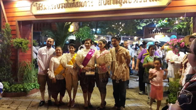 ชุดไทยสวยๆ งาน อุ่นไอรักฯ