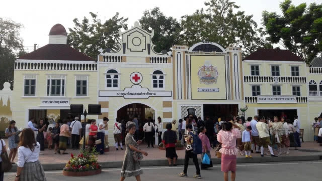 ชุดไทยสวยๆ งาน อุ่นไอรักฯ