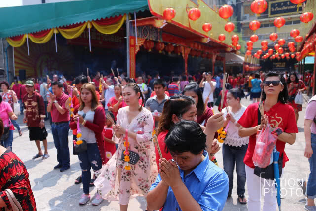 ชาวไทยเชื้อสายจีนไหว้สิ่งศักดิ์สิทธิ์เสริมดวงรับตรุษจีน