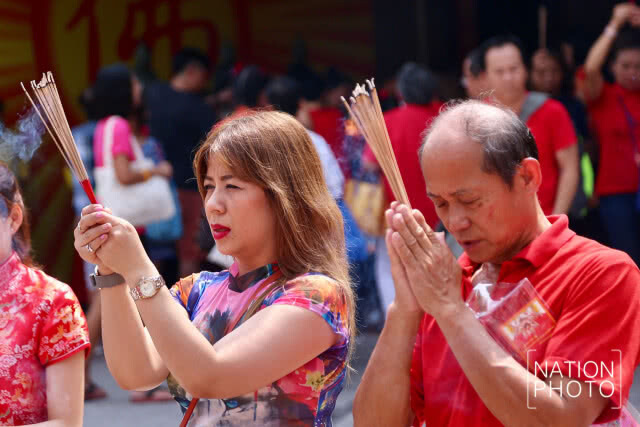 ชาวไทยเชื้อสายจีนไหว้สิ่งศักดิ์สิทธิ์เสริมดวงรับตรุษจีน