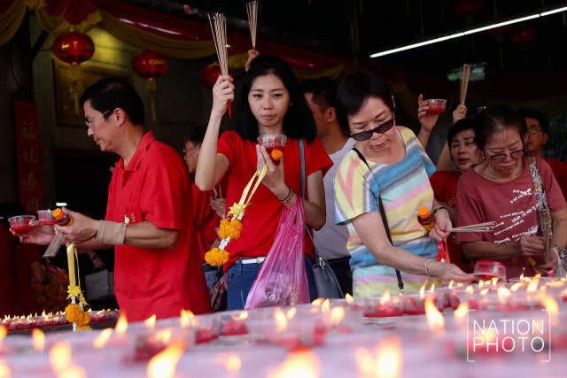 ชาวไทยเชื้อสายจีนไหว้สิ่งศักดิ์สิทธิ์เสริมดวงรับตรุษจีน