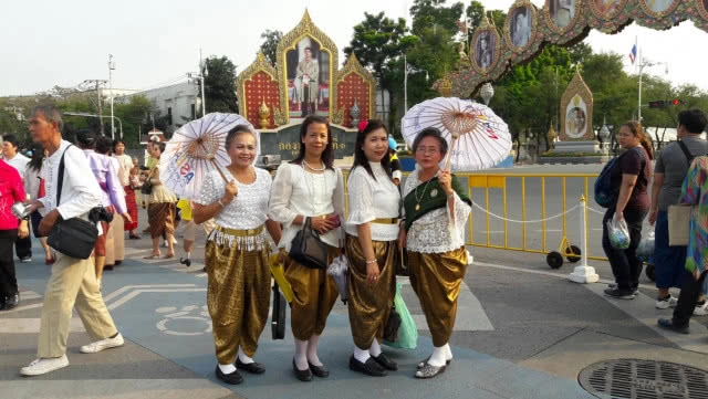 ชุดไทยสวยๆ งาน อุ่นไอรักฯ