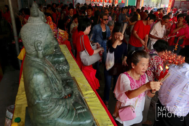 ชาวไทยเชื้อสายจีนไหว้สิ่งศักดิ์สิทธิ์เสริมดวงรับตรุษจีน