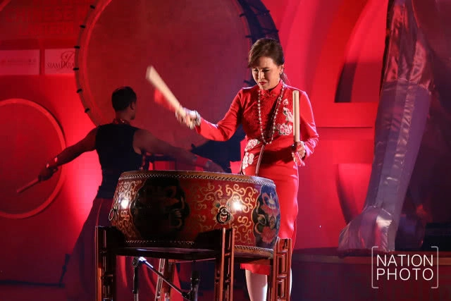 "ทูลกระหม่อมฯ" ทรงตีกลองเปิดงาน "สยาม ดีไลท์ ไชนิส นิวเยียร์"