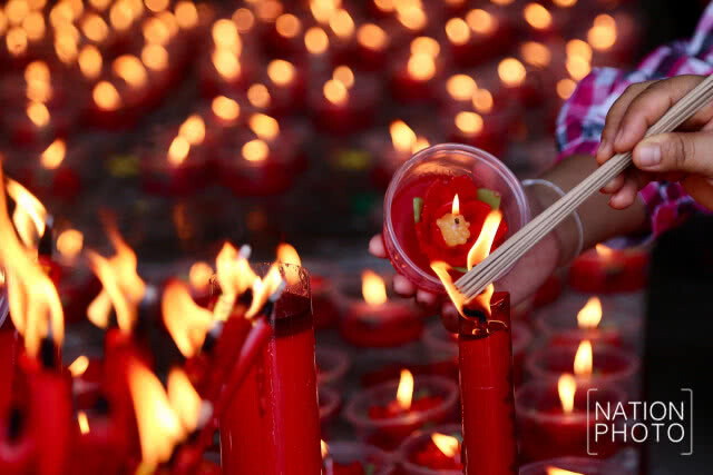 ชาวไทยเชื้อสายจีนไหว้สิ่งศักดิ์สิทธิ์เสริมดวงรับตรุษจีน