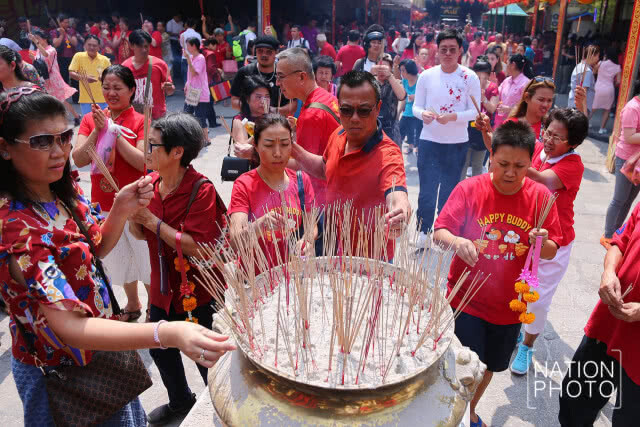 ชาวไทยเชื้อสายจีนไหว้สิ่งศักดิ์สิทธิ์เสริมดวงรับตรุษจีน