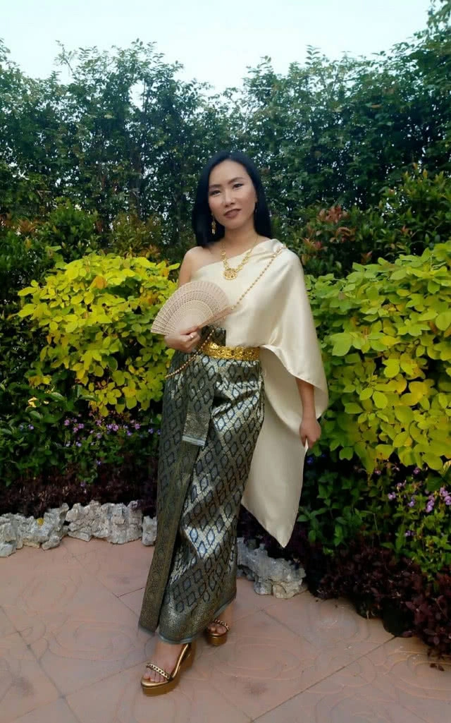 ชุดไทยสวยๆ งาน อุ่นไอรักฯ