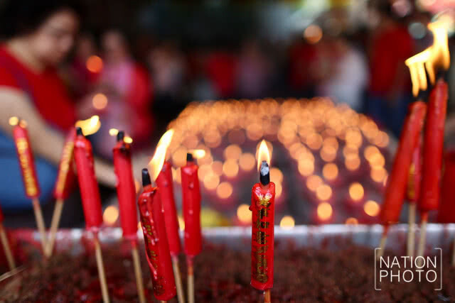 ชาวไทยเชื้อสายจีนไหว้สิ่งศักดิ์สิทธิ์เสริมดวงรับตรุษจีน